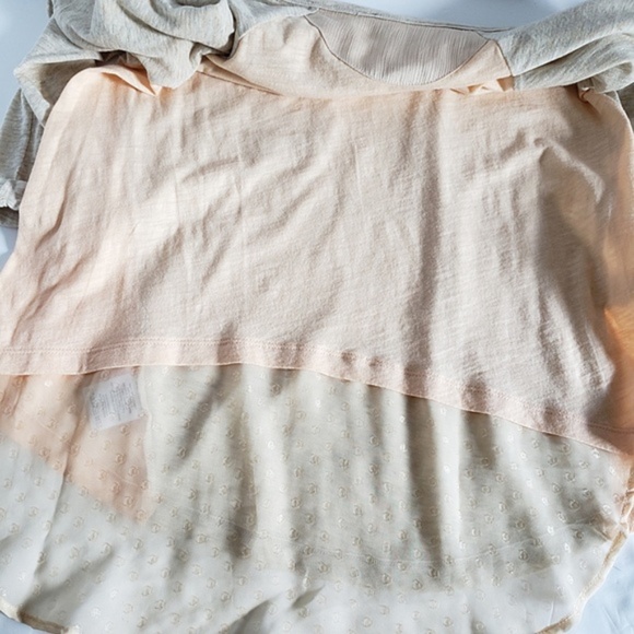 ANTHROPOLOGIE Little Yellow Button Backstory Tee in Oatmeal/Peach M - Picture 5 of 9